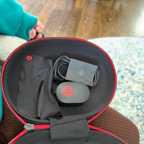 Beats by Dre Black and Red Over-Ear Headphones - Picture 4 of 4